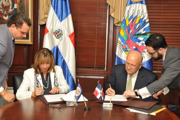 Cancillería y OEA firman acuerdo sobre cedulación de migrantes haitianos(17 de febrero de 2014)